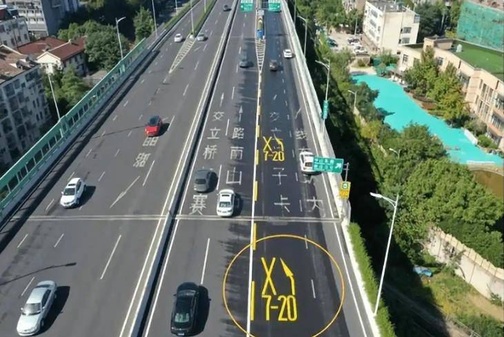 “7减20”标线要注意交警提醒：走错立罚“3加200”没有车